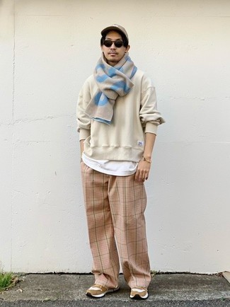 Какие майки носить с бежевыми брюками чинос