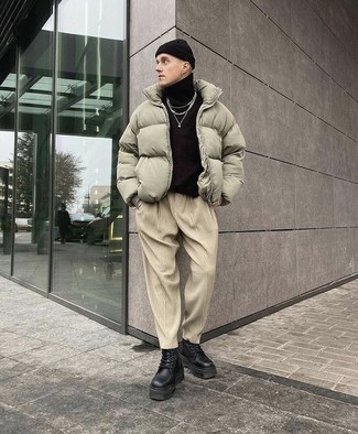 Какие водолазки носить с бежевыми брюками чинос