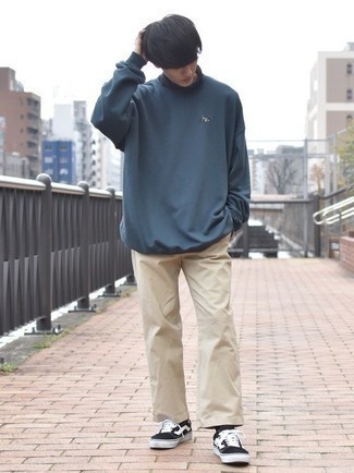 Какие водолазки носить с бежевыми брюками чинос