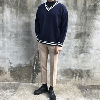 Какие свитера с v-образным вырезом носить с бежевыми брюками чинос