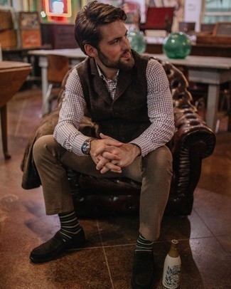 Какие жилеты носить с бежевыми брюками чинос