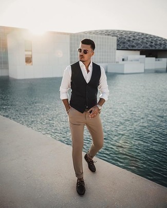 Какие жилеты носить с бежевыми брюками чинос