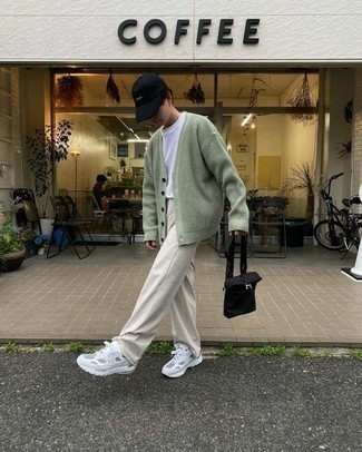 Как носить бежевые брюки чинос с белыми кроссовками