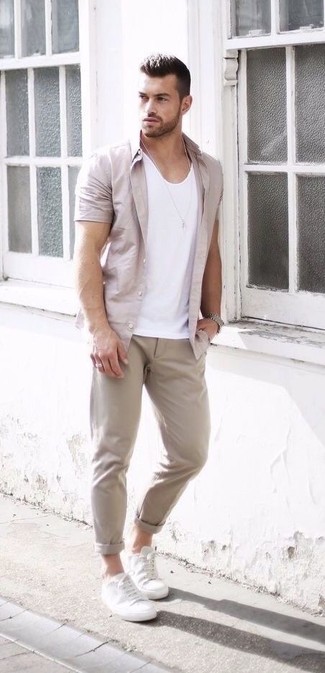 Как носить бежевые брюки чинос с белой майкой