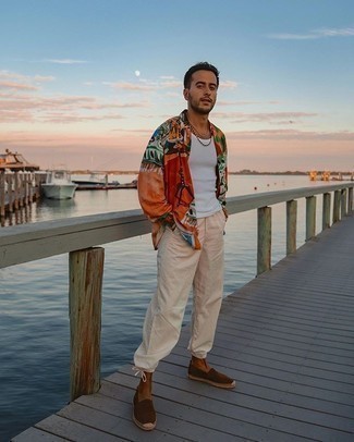 Как носить бежевые брюки чинос с белой майкой