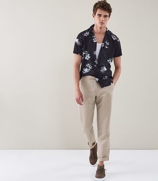 Как носить бежевые брюки чинос с белой майкой