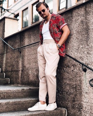 Как носить бежевые брюки чинос с белой майкой