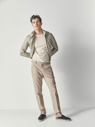 Какие ветровки носить с бежевыми брюками чинос