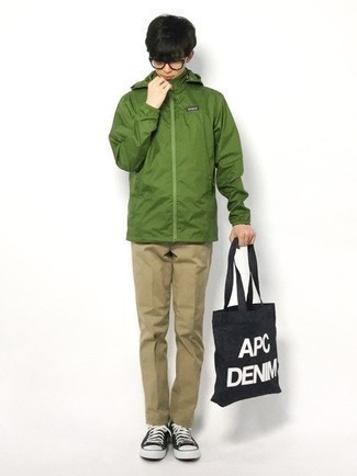 Какие ветровки носить с бежевыми брюками чинос