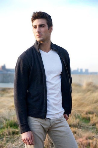 Какие свитера на молнии носить с бежевыми брюками чинос