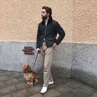 Какие свитера на молнии носить с бежевыми брюками чинос