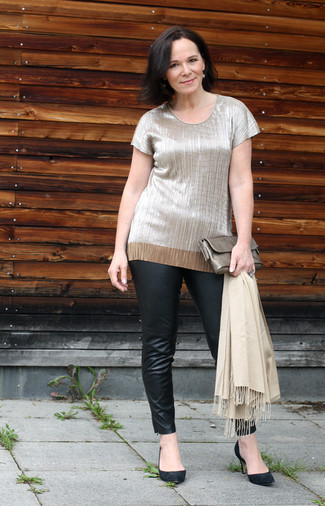 С чем носить бежевый клатч