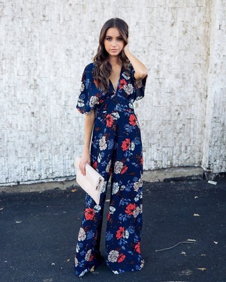 С чем носить бежевый клатч