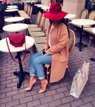 Как носить бежевое пальто с бежевыми кожаными туфлями