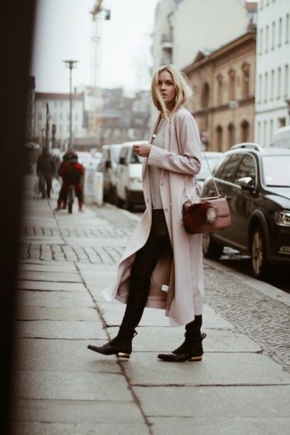 Как носить бежевое пальто с черными кожаными ботильонами