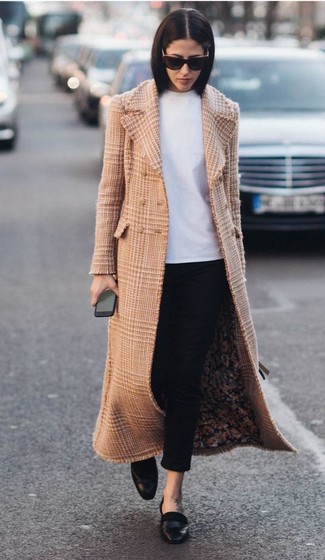 Как носить бежевое пальто с черными кожаными лоферами женщине