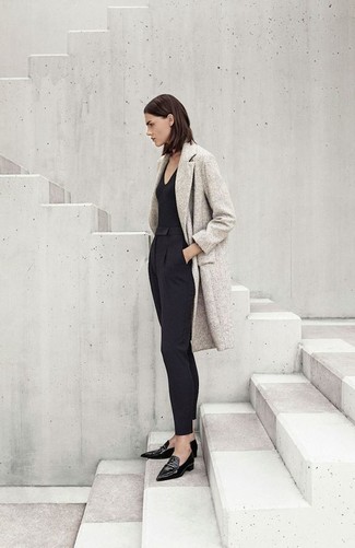 Как носить бежевое пальто с черными узкими брюками