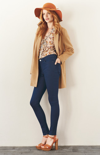 Как носить бежевое пальто с синими джинсами женщине