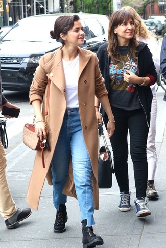 Как носить бежевое пальто с синими джинсами женщине