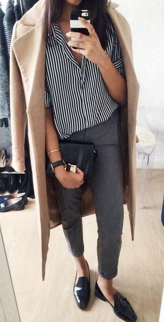 Какие блузы на пуговицах носить с бежевым пальто