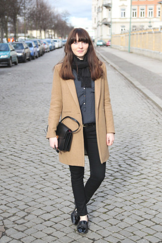 Какие лоферы носить с бежевым пальто женщине