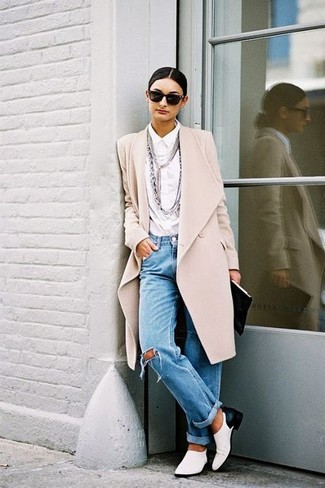 Какие лоферы носить с бежевым пальто женщине