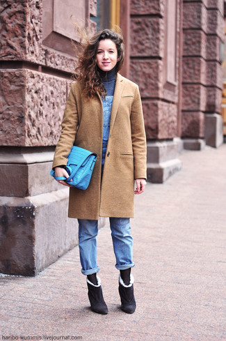 Какие комбинезоны носить с бежевым пальто