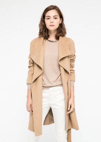 Какие узкие брюки носить с бежевым пальто