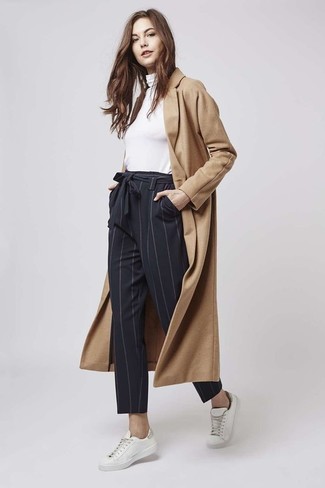 Какие водолазки носить с бежевым пальто женщине