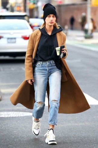 Как носить бежевое пальто с белыми кроссовками женщине