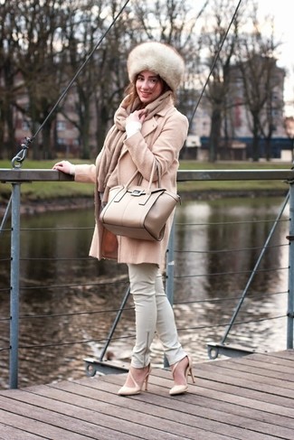 Как носить бежевое пальто с белыми узкими брюками