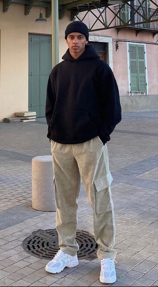 С чем носить бежевые вельветовые брюки карго