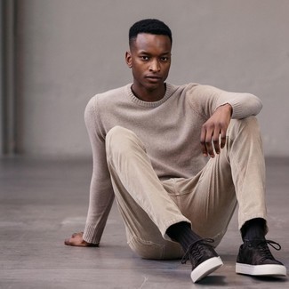 С чем носить бежевые вельветовые джинсы мужчине