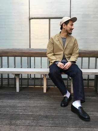 Как носить бежевый хлопковый пиджак с темно-синими джинсами мужчине