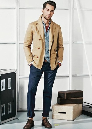 С чем носить бежевый хлопковый двубортный пиджак мужчине
