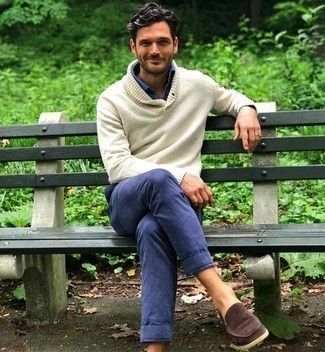 С чем носить бежевый свитер с хомутом мужчине