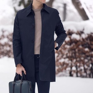 Как носить бежевый свитер с круглым вырезом с черными джинсами мужчине