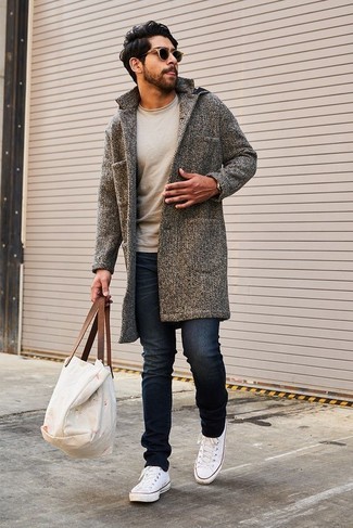 Как носить бежевый свитер с круглым вырезом с черными джинсами мужчине