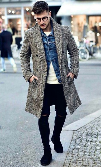 Как носить бежевый свитер с круглым вырезом с черными джинсами мужчине