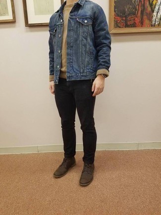 Как носить бежевый свитер с круглым вырезом с черными джинсами мужчине