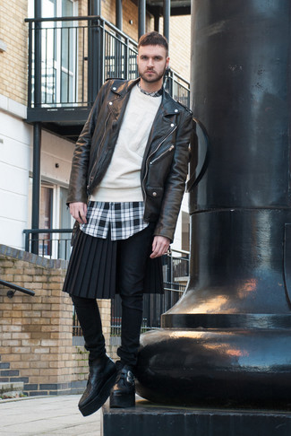 Как носить бежевый свитер с круглым вырезом с черной кожаной косухой мужчине