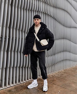 Как носить бежевый свитер с круглым вырезом с черной курткой-пуховиком мужчине