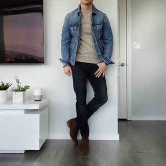 Как носить бежевый свитер с круглым вырезом с синей джинсовой курткой мужчине