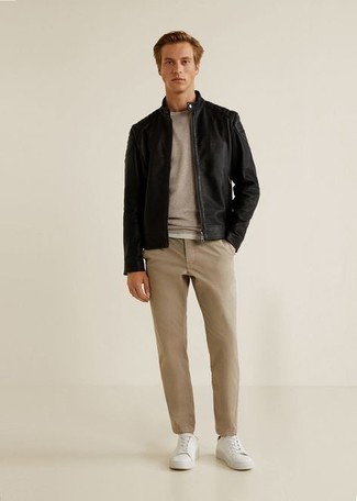 Какие бомберы носить с бежевым свитером с круглым вырезом мужчине