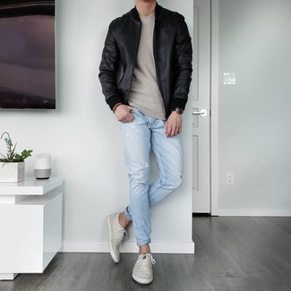 Какие бомберы носить с бежевым свитером с круглым вырезом мужчине