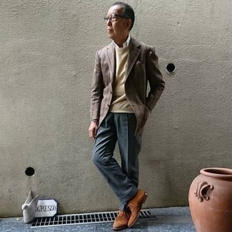 Как носить бежевый свитер с круглым вырезом с коричневым пиджаком мужчине