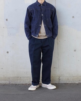 Какие джинсовые куртки носить с бежевым свитером с круглым вырезом мужчине