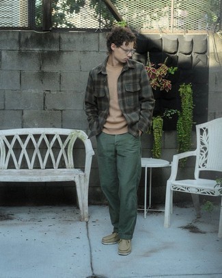 Какие ботинки дезерты носить с бежевым свитером с круглым вырезом