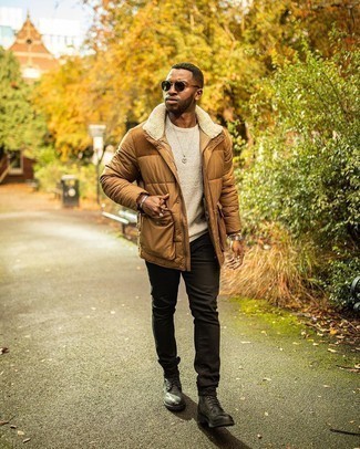 Какие полевые куртки носить с бежевым свитером с круглым вырезом