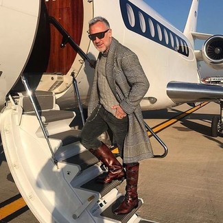 Как носить бежевый свитер с круглым вырезом с серыми джинсами мужчине